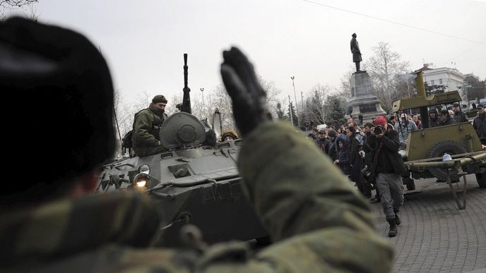 Ruská armáda v Sevastopolu. Ruský ministr obrany Sergej Šojgu řekl, že prověrka bojeschopnosti jednotek na Baltu se "vstupem vojsk" na Krym nijak nesouvisí. Ruská armáda v Sevastopolu. Ruský ministr obrany Sergej Šojgu řekl, že prověrka bojeschopnosti jednotek na Baltu se "vstupem vojsk" na Krym nijak nesouvisí.