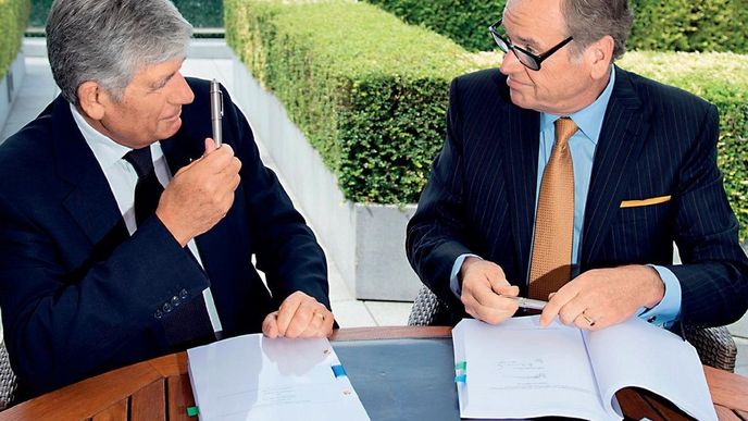 GIGANTI: Kudy dál, ptá se na zahrádce u Vítězného oblouku Maurice Lévy Johna Wrena. Otázka čistě řečnická. GIGANTI: Kudy dál, ptá se na zahrádce u Vítězného oblouku Maurice Lévy Johna Wrena. Otázka čistě řečnická.