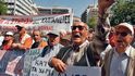 Ne úsporám. Několik tisíc lidí se v Aténách zúčastnilo
protestních demonstrací. Do ulic vyrazili učitelé,
popeláři, důchodci, stavební dělníci i úředníci.
Dvě stovky aktivistů dočasně okupovaly Akropoli Ne úsporám. Několik tisíc lidí se v Aténách zúčastnilo
protestních demonstrací. Do ulic vyrazili učitelé,
popeláři, důchodci, stavební dělníci i úředníci.
Dvě stovky aktivistů dočasně okupovaly Akropoli