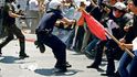 Ne úsporám. Několik tisíc lidí se v Aténách zúčastnilo
protestních demonstrací. Do ulic vyrazili učitelé,
popeláři, důchodci, stavební dělníci i úředníci.
Dvě stovky aktivistů dočasně okupovaly Akropoli Ne úsporám. Několik tisíc lidí se v Aténách zúčastnilo
protestních demonstrací. Do ulic vyrazili učitelé,
popeláři, důchodci, stavební dělníci i úředníci.
Dvě stovky aktivistů dočasně okupovaly Akropoli