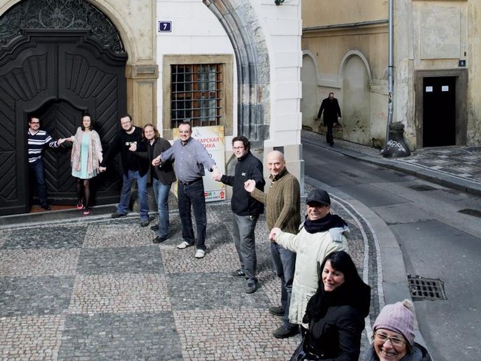 „Rádi se s kýmkoli utkáme ve výběrovém řízení a potom s ním půjdeme na víno. Kultivujeme trh. Máme jen nějaké ty zkušenosti a společně nás pokaždé překvapí nové každodenní události – pořád vzniká něco nového, co jsme
ještě neznali.“ Lidé z domu U Božího oka zkrátka drží za jeden provaz. „Rádi se s kýmkoli utkáme ve výběrovém řízení a potom s ním půjdeme na víno. Kultivujeme trh. Máme jen nějaké ty zkušenosti a společně nás pokaždé překvapí nové každodenní události – pořád vzniká něco nového, co jsme
ještě neznali.“ Lidé z domu U Božího oka zkrátka drží za jeden provaz.