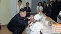 Cílem nového vůdce, který se dostal k moci po svém zemřelém otci Kim Čong-ilovi loni v prosinci, je podle Daily Mail vytvořit z KLDR "dětský ráj" po vzoru zakladatele komunistického státu Kim Ir-sena. Cílem nového vůdce, který se dostal k moci po svém zemřelém otci Kim Čong-ilovi loni v prosinci, je podle Daily Mail vytvořit z KLDR "dětský ráj" po vzoru zakladatele komunistického státu Kim Ir-sena.