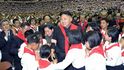 "Silná a prosperující Korea budoucnosti, ve které budete pány, bude nejmocnější zemí, v níž každý dům bude plný smíchu a v níž všichni budou žít v harmonii," oznámil Kim Čong-un před měsícem před davem 20.000 dětí u příležitosti 66. výročí založení Kimirsenského socialistického svazu mládeže, ve kterém jsou členy pionýři ve věku od devíti do 14 let a pak starší mládež ve věku od 14 do 30 let. "Silná a prosperující Korea budoucnosti, ve které budete pány, bude nejmocnější zemí, v níž každý dům bude plný smíchu a v níž všichni budou žít v harmonii," oznámil Kim Čong-un před měsícem před davem 20.000 dětí u příležitosti 66. výročí založení Kimirsenského socialistického svazu mládeže, ve kterém jsou členy pionýři ve věku od devíti do 14 let a pak starší mládež ve věku od 14 do 30 let.