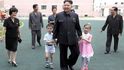 Kim Čong-un se na veřejnosti s dětmi ukazuje rád. Kim Čong-un se na veřejnosti s dětmi ukazuje rád.