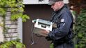 Policista přináší počítačku na peníze do domu středočeského hejtmana a poslance ČSSD Davida Ratha v Hostivici u Prahy. Policie Ratha 15. května obvinila z přijetí úplatku. V jeho rukách nalezla sedm milionů korun, řekla dnes novinářům ústecká krajská státní zástupkyně Lenka Bradáčová. Dalších sedm lidí zadržených s Rathem začali podle ní detektivové stíhat za poškozování zájmů EU, podplácení a sjednávání výhod při zadávání veřejné zakázky. Poslanci hrozí v případě odsouzení až 12 let vězení. Policista přináší počítačku na peníze do domu středočeského hejtmana a poslance ČSSD Davida Ratha v Hostivici u Prahy. Policie Ratha 15. května obvinila z přijetí úplatku. V jeho rukách nalezla sedm milionů korun, řekla dnes novinářům ústecká krajská státní zástupkyně Lenka Bradáčová. Dalších sedm lidí zadržených s Rathem začali podle ní detektivové stíhat za poškozování zájmů EU, podplácení a sjednávání výhod při zadávání veřejné zakázky. Poslanci hrozí v případě odsouzení až 12 let vězení.