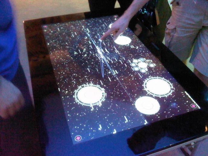 Microsoft už s velkými dotykovými obrazovkami zkušenosti má. Aktuálně prodává druhou verzi stolečků PixelSense (dříve Surface). Microsoft už s velkými dotykovými obrazovkami zkušenosti má. Aktuálně prodává druhou verzi stolečků PixelSense (dříve Surface).