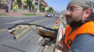 Evropská ulice v Praze se propadla, kráter zastavil dopravu Evropská ulice v Praze se propadla, kráter zastavil dopravu