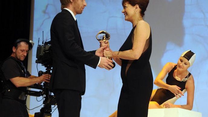 Norský režisér Martin Lund (vlevo) převzal 7. července z rukou americké herečky Susan Sarandonové na závěrečném ceremoniálu 47. ročníku Mezinárodního filmového festivalu v Karlových Varech Velkou cenu - Křišťálový globus za film Henrik. Norský režisér Martin Lund (vlevo) převzal 7. července z rukou americké herečky Susan Sarandonové na závěrečném ceremoniálu 47. ročníku Mezinárodního filmového festivalu v Karlových Varech Velkou cenu - Křišťálový globus za film Henrik.