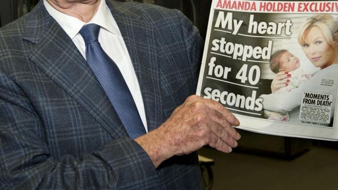 Rupert Murdoch s prvním číslem nového týdeníku Rupert Murdoch s prvním číslem nového týdeníku