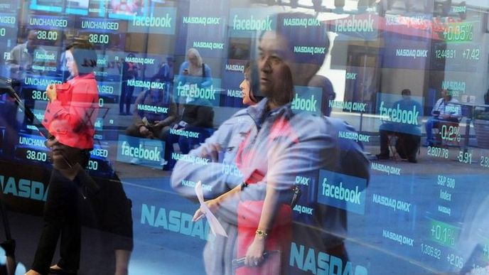 Akcie Facebooku po zahajení obchodování rychle vylétly vzhůru, pak se ale situace uklidnila Akcie Facebooku po zahajení obchodování rychle vylétly vzhůru, pak se ale situace uklidnila