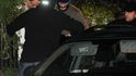 Policisté odvážejí středočeského hejtmana a poslance ČSSD Davida Ratha z jeho domu v Hostivici u Prahy na snímku pořízeném 15. května večer. Policie Ratha 15. května obvinila z přijetí úplatku. V jeho rukách nalezla sedm milionů korun, řekla dnes novinářům ústecká krajská státní zástupkyně Lenka Bradáčová. Dalších sedm lidí zadržených s Rathem začali podle ní detektivové stíhat za poškozování zájmů EU, podplácení a sjednávání výhod při zadávání veřejné zakázky. Poslanci hrozí v případě odsouzení až 12 let vězení. Policisté odvážejí středočeského hejtmana a poslance ČSSD Davida Ratha z jeho domu v Hostivici u Prahy na snímku pořízeném 15. května večer. Policie Ratha 15. května obvinila z přijetí úplatku. V jeho rukách nalezla sedm milionů korun, řekla dnes novinářům ústecká krajská státní zástupkyně Lenka Bradáčová. Dalších sedm lidí zadržených s Rathem začali podle ní detektivové stíhat za poškozování zájmů EU, podplácení a sjednávání výhod při zadávání veřejné zakázky. Poslanci hrozí v případě odsouzení až 12 let vězení.
