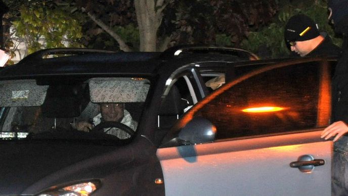 Policisté odvážejí středočeského hejtmana a poslance ČSSD Davida Ratha z jeho domu v Hostivici u Prahy na snímku pořízeném 15. května večer. Policie Ratha 15. května obvinila z přijetí úplatku. V jeho rukách nalezla sedm milionů korun, řekla ústecká krajská státní zástupkyně Lenka Bradáčová. Dalších sedm lidí zadržených s Rathem začali podle ní detektivové stíhat za poškozování zájmů EU, podplácení a sjednávání výhod při zadávání veřejné zakázky. Poslanci hrozí v případě odsouzení až 12 let vězení. Policisté odvážejí středočeského hejtmana a poslance ČSSD Davida Ratha z jeho domu v Hostivici u Prahy na snímku pořízeném 15. května večer. Policie Ratha 15. května obvinila z přijetí úplatku. V jeho rukách nalezla sedm milionů korun, řekla ústecká krajská státní zástupkyně Lenka Bradáčová. Dalších sedm lidí zadržených s Rathem začali podle ní detektivové stíhat za poškozování zájmů EU, podplácení a sjednávání výhod při zadávání veřejné zakázky. Poslanci hrozí v případě odsouzení až 12 let vězení.