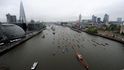 Největší slavnostní flotila v Británii od roku 1662 zahrnovala vše od obyčejných člunů, přes jachty až po havajskou válečnou kanoi a benátské gondoly. Největší slavnostní flotila v Británii od roku 1662 zahrnovala vše od obyčejných člunů, přes jachty až po havajskou válečnou kanoi a benátské gondoly.