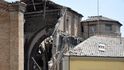 Mnoho osob utrpělo zranění, řada jich uvízla v troskách budov. Zemětřesení způsobilo materiální škody, v některých oblastech narušilo dopravu. Mnoho osob utrpělo zranění, řada jich uvízla v troskách budov. Zemětřesení způsobilo materiální škody, v některých oblastech narušilo dopravu.