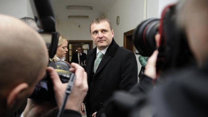 Vít Bárta přichází k soudu, kde se od Jaroslava Škárky dozvěděl, že byl při předávání obálky s penězi nahráván. Vít Bárta přichází k soudu, kde se od Jaroslava Škárky dozvěděl, že byl při předávání obálky s penězi nahráván.