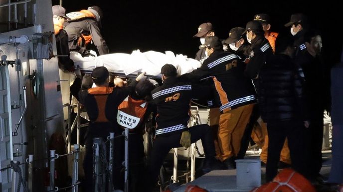 Záchranářům se podařilo vyprostiti další těla obětí z útrob vraku jihokorejského trajektu Záchranářům se podařilo vyprostiti další těla obětí z útrob vraku jihokorejského trajektu