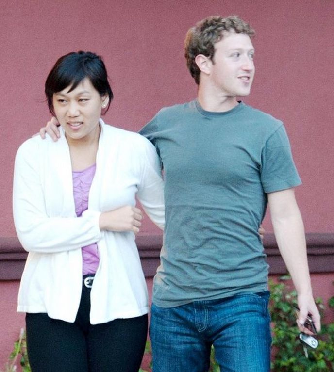 Mark Zuckerberg s přítelkyní v roce 2010 Mark Zuckerberg s přítelkyní v roce 2010