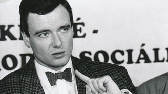 Rathova kariéra obrazem: populismus i legendární facka Rathova kariéra obrazem: populismus i legendární facka