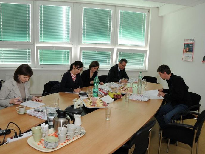 Březnové kampaně hodnotili: Lenka Vašutová z Nestlé, Dana Běloušková z POS Media, Lada Kičmerová z Parners, Tomáš Kolomazník z Ipsos Tambor, Jakub Hanzlíček ze Saatchi & Saatchi a Ondřej Souček z Mc Cann Erickson, který na fotografii chybí Březnové kampaně hodnotili: Lenka Vašutová z Nestlé, Dana Běloušková z POS Media, Lada Kičmerová z Parners, Tomáš Kolomazník z Ipsos Tambor, Jakub Hanzlíček ze Saatchi & Saatchi a Ondřej Souček z Mc Cann Erickson, který na fotografii chybí