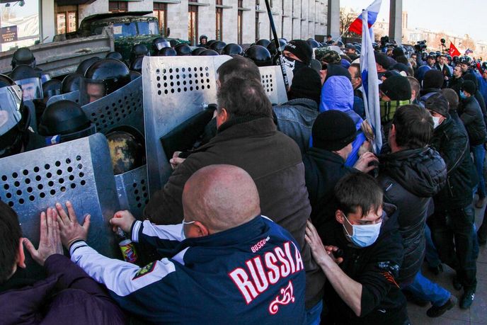 Srážky proruských demonstrantů s ukrajinskou policií v Doněcku Srážky proruských demonstrantů s ukrajinskou policií v Doněcku