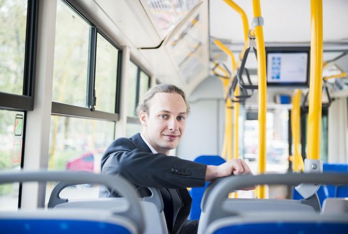 Aleš Doucek ve vodíkovém autobusu TriHyBus Aleš Doucek ve vodíkovém autobusu TriHyBus