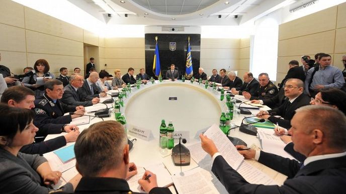 Zasedání krizového štábu v Dněpropetrovsku, ve středu snímku prezident Viktor Janukovič Zasedání krizového štábu v Dněpropetrovsku, ve středu snímku prezident Viktor Janukovič