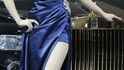 Krásky pekingského autosalonu – modelka u vozu Rolls-Royce Krásky pekingského autosalonu – modelka u vozu Rolls-Royce