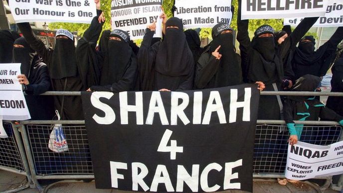 Nikáb nedáme. Muslimky protestovaly před francouzským velvyslanectvím v Londýně proti zákonu, který ve Francii zakazuje muslimským ženám chodit na veřejnosti zahalené Nikáb nedáme. Muslimky protestovaly před francouzským velvyslanectvím v Londýně proti zákonu, který ve Francii zakazuje muslimským ženám chodit na veřejnosti zahalené