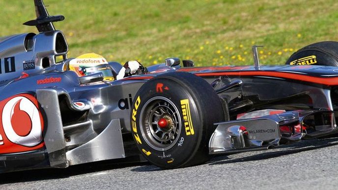 Super zakázka. Za kompletní zajištění vývoje,
výroby a logistiky pneumatik pro F1 dostává
Pirelli od FIA přibližně devět milionů eur ročně Super zakázka. Za kompletní zajištění vývoje,
výroby a logistiky pneumatik pro F1 dostává
Pirelli od FIA přibližně devět milionů eur ročně