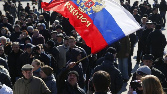 Ruská intervence na Krymu má své příznivce. Snímek je z demonstrace v Doněcku (10. března) Ruská intervence na Krymu má své příznivce. Snímek je z demonstrace v Doněcku (10. března)