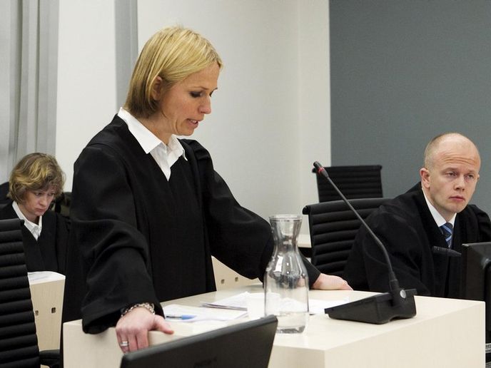 Státní zástupkyně Inga Bejer Engh popisuje před soudem vraždění, kterého se Breivik dopustil v Oslu a na nedalekém ostrově. Státní zástupkyně Inga Bejer Engh popisuje před soudem vraždění, kterého se Breivik dopustil v Oslu a na nedalekém ostrově.