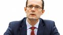 Radoslav Procházka (41). Právník, který má za sebou i studium na Univerzitě Yale, nyní mimo jiné působí jako vysokoškolský pedagog v Trnavě. Zároveň je poslancem. Dříve byl členem Křesťanskodemokratického hnutí, ale na počátku roku ze strany vystoupil. Na své webové stránce představil program Silný prezident. Chce se například aktivně účastnit zasedání vlády, podílet se na přípravě vyrovnaného rozpočtu a zasadit se o nápravu poměrů v soudnictví. „Nabízím relativně unikátní kombinaci reálné zkušenosti s tím, jak funguje moc, a zároveň odolnosti vůči jejím svodům,“ tvrdí. Radoslav Procházka (41). Právník, který má za sebou i studium na Univerzitě Yale, nyní mimo jiné působí jako vysokoškolský pedagog v Trnavě. Zároveň je poslancem. Dříve byl členem Křesťanskodemokratického hnutí, ale na počátku roku ze strany vystoupil. Na své webové stránce představil program Silný prezident. Chce se například aktivně účastnit zasedání vlády, podílet se na přípravě vyrovnaného rozpočtu a zasadit se o nápravu poměrů v soudnictví. „Nabízím relativně unikátní kombinaci reálné zkušenosti s tím, jak funguje moc, a zároveň odolnosti vůči jejím svodům,“ tvrdí.