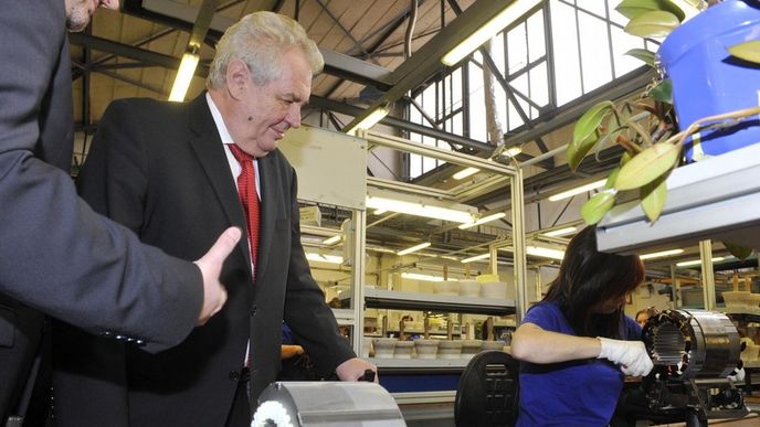 Prezident Miloš Zeman při návštěvě továrny na Olomoucku Prezident Miloš Zeman při návštěvě továrny na Olomoucku