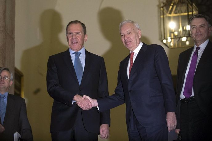 Ruský ministr zahraničí Lavrov (vlevo) se španělským protějškem Jose Manuelem Margallem Ruský ministr zahraničí Lavrov (vlevo) se španělským protějškem Jose Manuelem Margallem