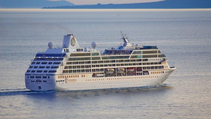 Loď Azamara Quest nedaleko přístavu ve Splitu Loď Azamara Quest nedaleko přístavu ve Splitu