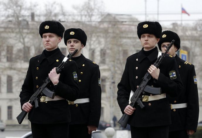 Na ukrajinském poloostrově Krym hlídkují námořníci Na ukrajinském poloostrově Krym hlídkují námořníci