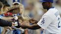 Hráč LA Dodgers Milton Bradley rozdává podpisy fanouškům (sezóna 2004) Hráč LA Dodgers Milton Bradley rozdává podpisy fanouškům (sezóna 2004)
