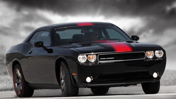Dodge Challenger v nové edici Rallye Redline poznáte, jak již název napovídá, především podél trojice rudých podélných pruhů Dodge Challenger v nové edici Rallye Redline poznáte, jak již název napovídá, především podél trojice rudých podélných pruhů