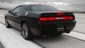 Dodge Challenger v nové edici Rallye Redline poznáte, jak již název napovídá, především podél trojice rudých podélných pruhů Dodge Challenger v nové edici Rallye Redline poznáte, jak již název napovídá, především podél trojice rudých podélných pruhů