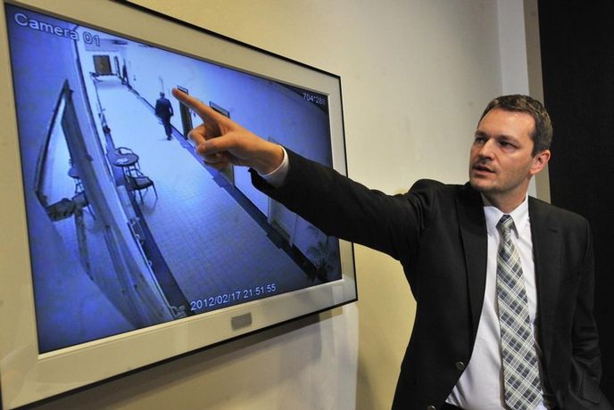 Vrchní státní zástupce Vlastimil Rampula oznámil 24. února na tiskové konferenci v Praze, že podává trestní oznámení kvůli tomu, že podle něj do kanceláře jeho náměstka Libora Grygárka vnikli v noci 17. února dva cizí lidé. Doprovodil je tam Rampulův předchůdce Stanislav Mečl, řekl státní zástupce novinářům. Naznačil, že si dvojice mohla ze státního zastupitelství něco odnést. Nezaznamenal však prý zatím žádnou ztrátu. Incident označil Rampula za narušení bezpečnosti vrchního soudu a státního zastupitelství. Vrchní státní zástupce Vlastimil Rampula oznámil 24. února na tiskové konferenci v Praze, že podává trestní oznámení kvůli tomu, že podle něj do kanceláře jeho náměstka Libora Grygárka vnikli v noci 17. února dva cizí lidé. Doprovodil je tam Rampulův předchůdce Stanislav Mečl, řekl státní zástupce novinářům. Naznačil, že si dvojice mohla ze státního zastupitelství něco odnést. Nezaznamenal však prý zatím žádnou ztrátu. Incident označil Rampula za narušení bezpečnosti vrchního soudu a státního zastupitelství.