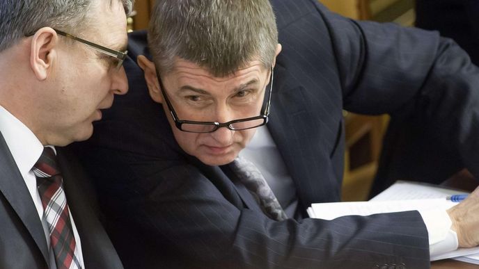 Ministři Lubomír Zaorálek (vlevo) a Andrej Babiš v Poslanecké sněmovně v Praze. Ministři Lubomír Zaorálek (vlevo) a Andrej Babiš v Poslanecké sněmovně v Praze.