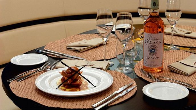 Pražský podnik spolupracuje s provensálským restaurantem Clémenta Bruna, jenž za své lanýžové
speciality získává už 20 let po sobě michelinskou hvězdu Pražský podnik spolupracuje s provensálským restaurantem Clémenta Bruna, jenž za své lanýžové
speciality získává už 20 let po sobě michelinskou hvězdu