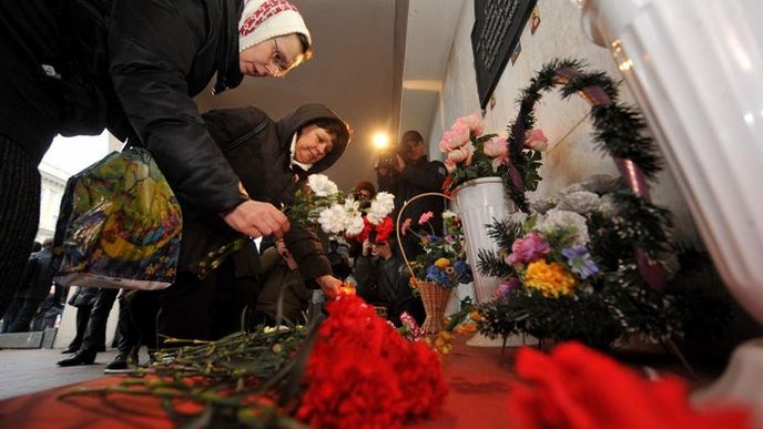 Lidé pokládají květiny a rozsvěcují svíčky u pamětní desky obětí atentátu v minském metru. Lidé pokládají květiny a rozsvěcují svíčky u pamětní desky obětí atentátu v minském metru.