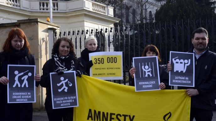Zástupci organizace Amnesty International přinesli 6. února, den před zahájením olympijských her v Soči, na ruskou ambasádu v Praze petici s dvěma a půl tisíci podpisy, která vybízí ke zrušení represivních zákonů v Rusku. Zástupci organizace Amnesty International přinesli 6. února, den před zahájením olympijských her v Soči, na ruskou ambasádu v Praze petici s dvěma a půl tisíci podpisy, která vybízí ke zrušení represivních zákonů v Rusku.