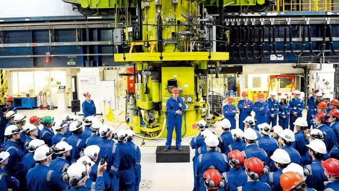 V říjnu 2013. Plán, který premiér David Cameron přednesl i personálu elektrárny Hinkley Point B, nyní ztrhala Evropská komise V říjnu 2013. Plán, který premiér David Cameron přednesl i personálu elektrárny Hinkley Point B, nyní ztrhala Evropská komise