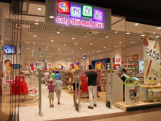Smyk store. Smyk Group ozvíjí svůj byznys model jak na vlastních značkách a obchodních konceptech, tak na franšízách a licencích cizích značek. Smyk store. Smyk Group ozvíjí svůj byznys model jak na vlastních značkách a obchodních konceptech, tak na franšízách a licencích cizích značek.