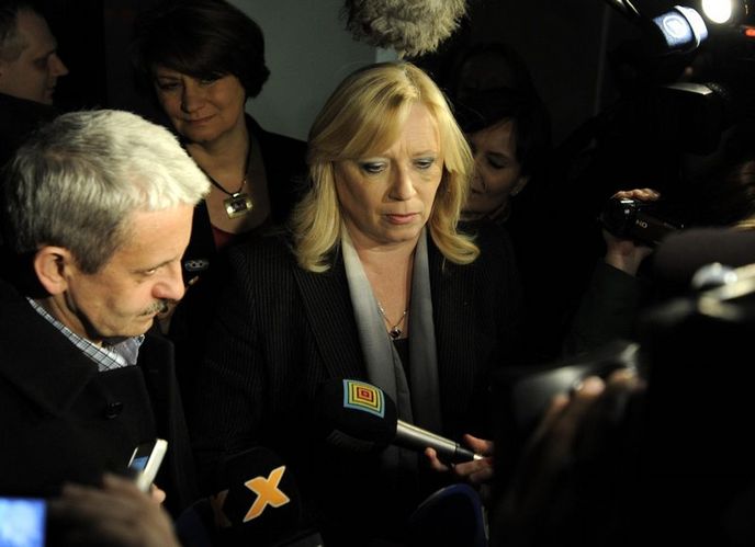 Iveta Radičová (SDKÚ) už před volbami oznámila svůj odchod z politiky. I nyní potvrdila, že návštěvy centrál koaličních stran jsou součástí jejího loučení s politikou. Ke své původní profesi socioložky se vrátila už v sobotu večer, kdy v televizi Markíza hodnotila výsledky voleb. Radičová řekla, že výsledky, které naznačují volební odhady, hovoří o rovnoměrném rozložení na straně reprezentované vítězným Směrem-SD a o rozštěpeném spektru středopravých stran. Iveta Radičová (SDKÚ) už před volbami oznámila svůj odchod z politiky. I nyní potvrdila, že návštěvy centrál koaličních stran jsou součástí jejího loučení s politikou. Ke své původní profesi socioložky se vrátila už v sobotu večer, kdy v televizi Markíza hodnotila výsledky voleb. Radičová řekla, že výsledky, které naznačují volební odhady, hovoří o rovnoměrném rozložení na straně reprezentované vítězným Směrem-SD a o rozštěpeném spektru středopravých stran.