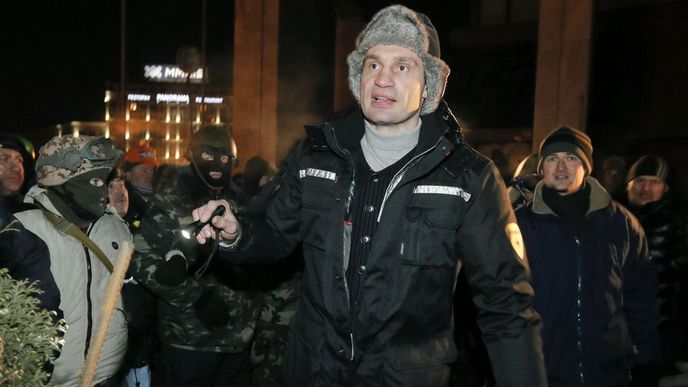 Další střety v Kyjevě: dav údajně zaútočil na budovu plnou policistů. Na snímku jeden z opozičních předáků Vitalij Kličko Další střety v Kyjevě: dav údajně zaútočil na budovu plnou policistů. Na snímku jeden z opozičních předáků Vitalij Kličko