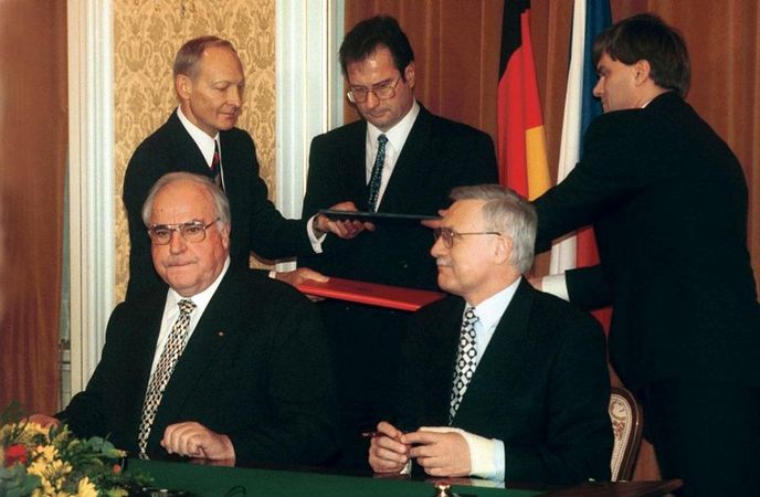 1992. Německý kancléř Helmut Kohl (vlevo) a český premiér Václav Klaus podepisují deklaraci. V pozadí uprostřed stojí ministr zahraničí Německa Klaus Kinkel 1992. Německý kancléř Helmut Kohl (vlevo) a český premiér Václav Klaus podepisují deklaraci. V pozadí uprostřed stojí ministr zahraničí Německa Klaus Kinkel