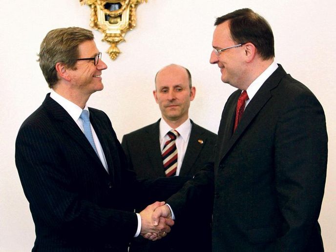 2012. Český premiér Petr Nečas (vpravo) vítá ve Strakově akademii v Praze německého ministra zahraničních věcí Guida Westerwelleho 2012. Český premiér Petr Nečas (vpravo) vítá ve Strakově akademii v Praze německého ministra zahraničních věcí Guida Westerwelleho